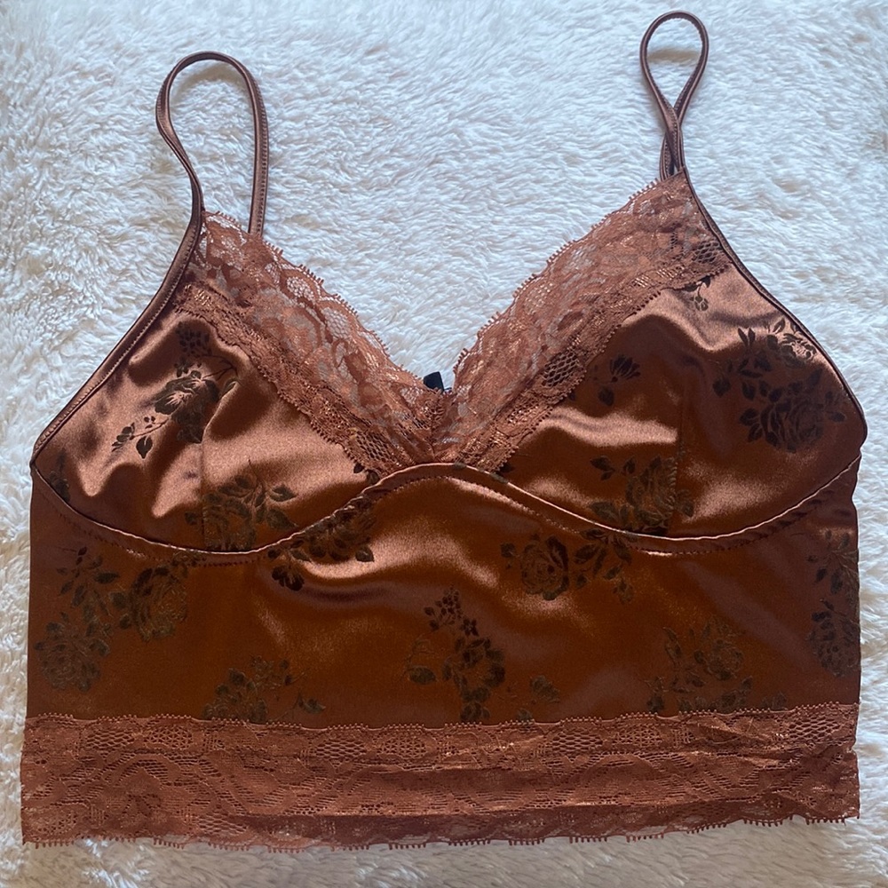 Brown spaghetti strapped cropped top🤎
